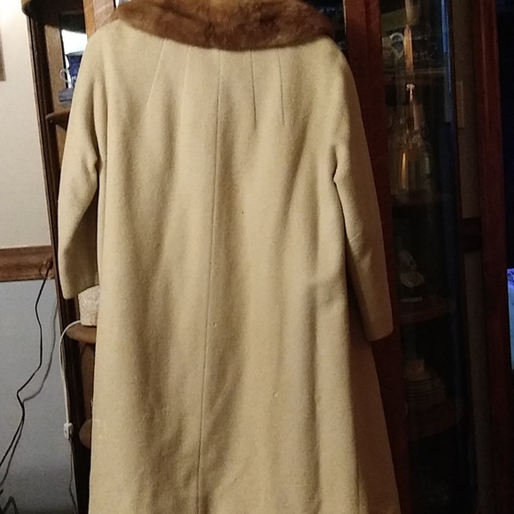 Vintage womans camel hair coat with fur collar - Picture 6 of 6